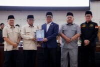 Andra Soni secara simbolis menyerahkan dokumen usulan perubahan Perda Pengelolaan BMD kepada pimpinan DPRD Provinsi Banten dalam Rapat Paripurna.