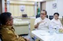 Ketua DPD REI Banten Roni Hardiriyanto Adali berdiskusi dengan Gubernur Banten Andra Soni terkait kolaborasi penyediaan rumah layak huni bagi masyarakat.