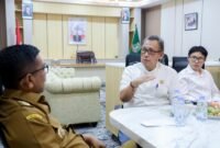 Ketua DPD REI Banten Roni Hardiriyanto Adali berdiskusi dengan Gubernur Banten Andra Soni terkait kolaborasi penyediaan rumah layak huni bagi masyarakat.