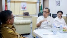Ketua DPD REI Banten Roni Hardiriyanto Adali berdiskusi dengan Gubernur Banten Andra Soni terkait kolaborasi penyediaan rumah layak huni bagi masyarakat.