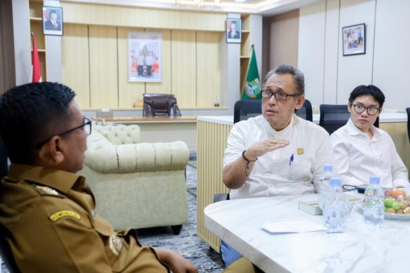 Ketua DPD REI Banten Roni Hardiriyanto Adali berdiskusi dengan Gubernur Banten Andra Soni terkait kolaborasi penyediaan rumah layak huni bagi masyarakat.