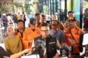 Gubernur Banten Andra Soni didampingi petugas BPBD dan instansi terkait memberikan keterangan pers mengenai penanganan evakuasi serta kondisi para penumpang KMP Batumandi.