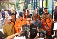 Gubernur Banten Andra Soni didampingi petugas BPBD dan instansi terkait memberikan keterangan pers mengenai penanganan evakuasi serta kondisi para penumpang KMP Batumandi.