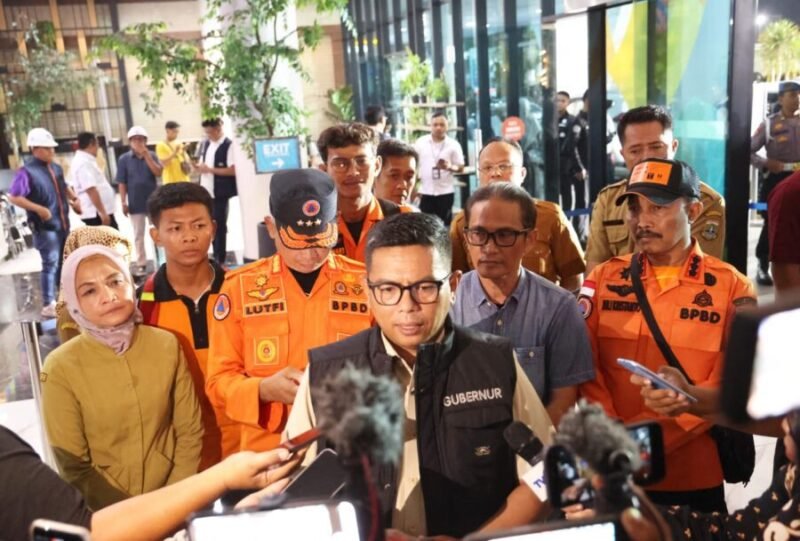 Gubernur Banten Andra Soni didampingi petugas BPBD dan instansi terkait memberikan keterangan pers mengenai penanganan evakuasi serta kondisi para penumpang KMP Batumandi.