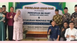 Kepala Subdirektorat Pengabdian pada Masyarakat UMY (gamis dan jilbab pink) bersama perwakilan tim dosen pengabdi dan pengurus PRM Bangunjiwo Barat dalam peresmian BB Mart di Masjid Ngesthi Tunggal, Wonotawang, Bangunjiwo, Kasihan, Bantul, Ahad (25/10/2026)