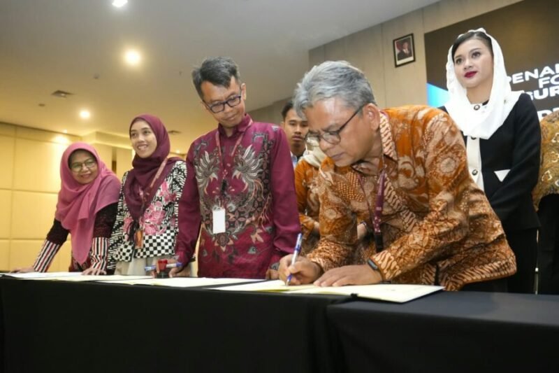 Dekan FH UMY, Prof. Iwan Satriawan melakukan penandatanganan kerja sama dengan DPN Peradi Profesional