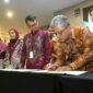 Dekan FH UMY, Prof. Iwan Satriawan melakukan penandatanganan kerja sama dengan DPN Peradi Profesional